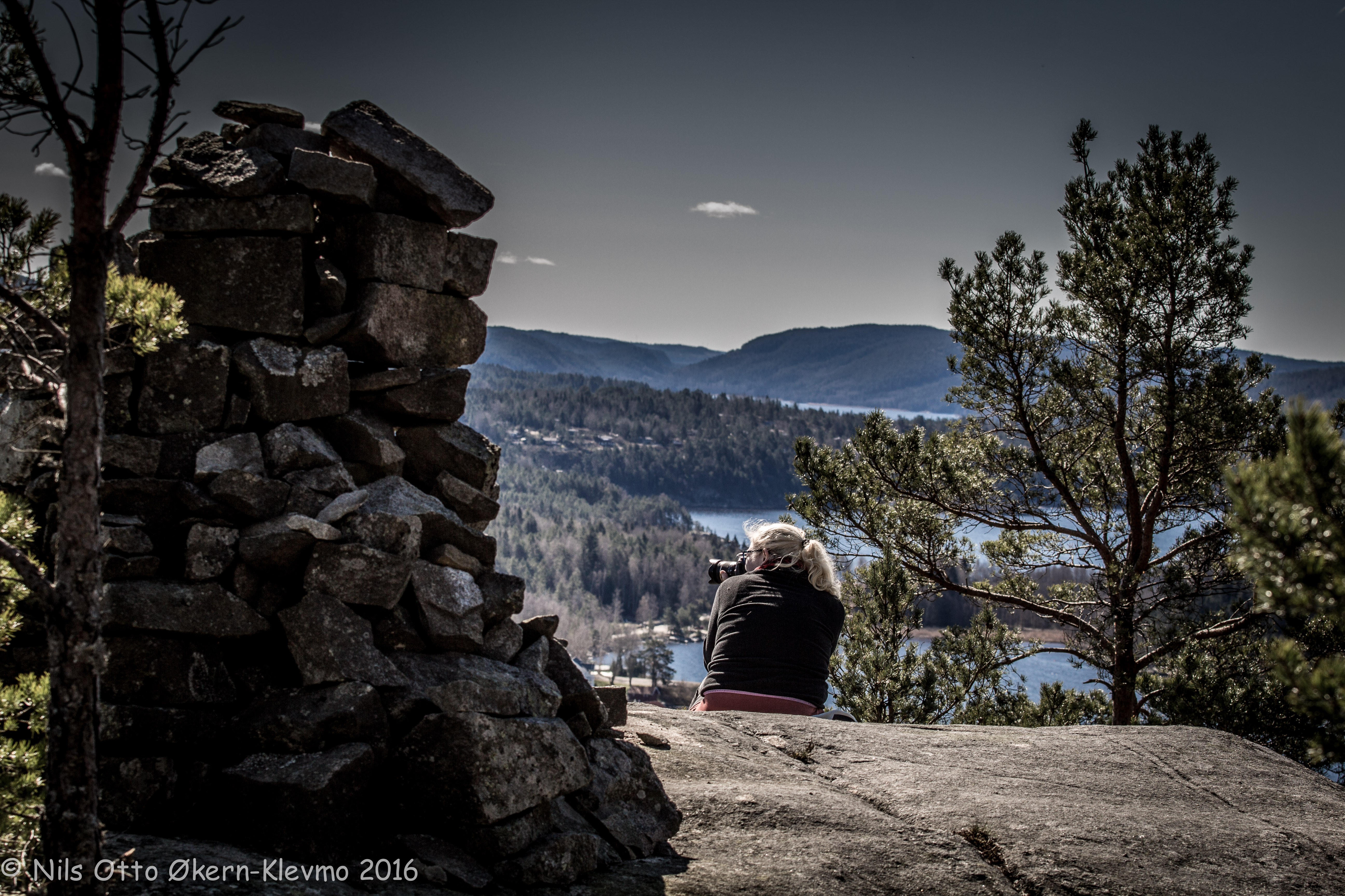 Nina Røsnæs er en av Haldens mange amatørfotografer. Her på Hovsfjellet med utsikt over festivalområdet.