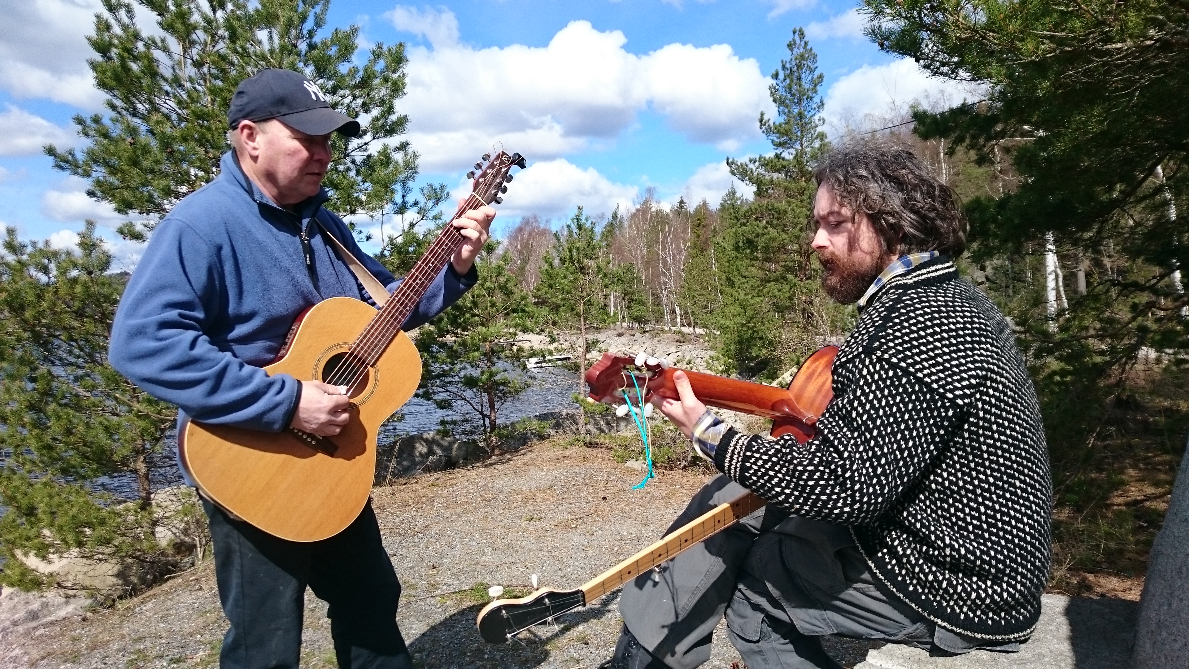 "Pause i teaterøvingen" Rino Silden med sin spesielle "gitarbanjo" jammer med Bjørn Bakke.